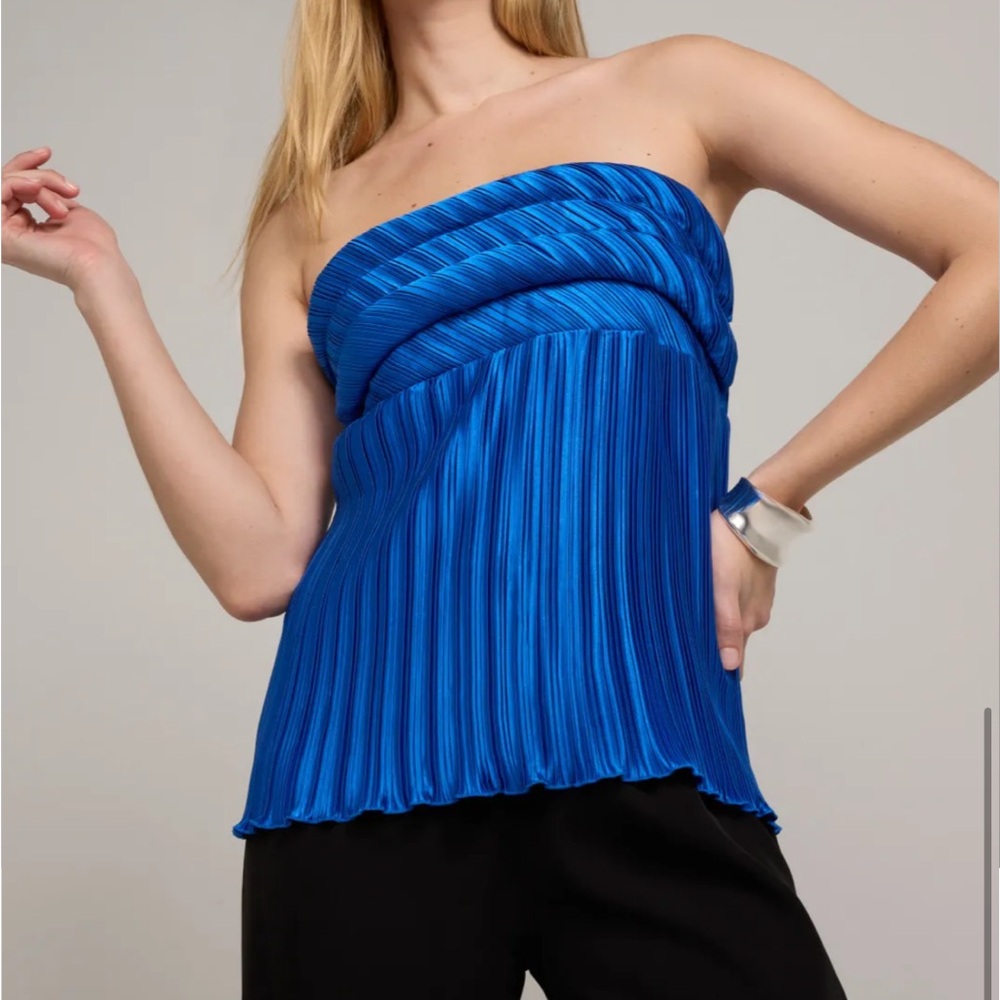 L'IDEE Vacances Strapless Top. Size 6.
MSRP $215